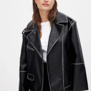 NAKD Bikerjacka - Oversized bikerjacka från NA-KD med en urtvättad vintage look. I nyskick, jättesnygg men kommer inte till användning hos mig. PM för fler bilder!🥰 kan gå ner i pris vid snabbaffär. nypris 1099kr
