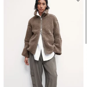 Teddy jacka HM - Slutsåld Teddy jacka från hm!  Har en oanvänd storlek M!  Högst bud får den 