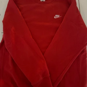 Röd nike tröja - Röd nike tröja i stl S men passar stl M
