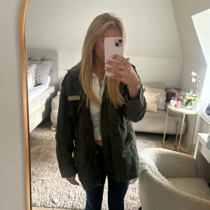 Jeans jacka - Säljer denna as snygga jacka!! SÅ najs verkligen❤️❤️✨✨😻😻