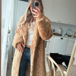 Teddy kappa - Superfin kappa i fejkpäls! Lång och gosig nu till vintern!💓🧸Använd 1 gång! Strl XS! Nypris: 1800