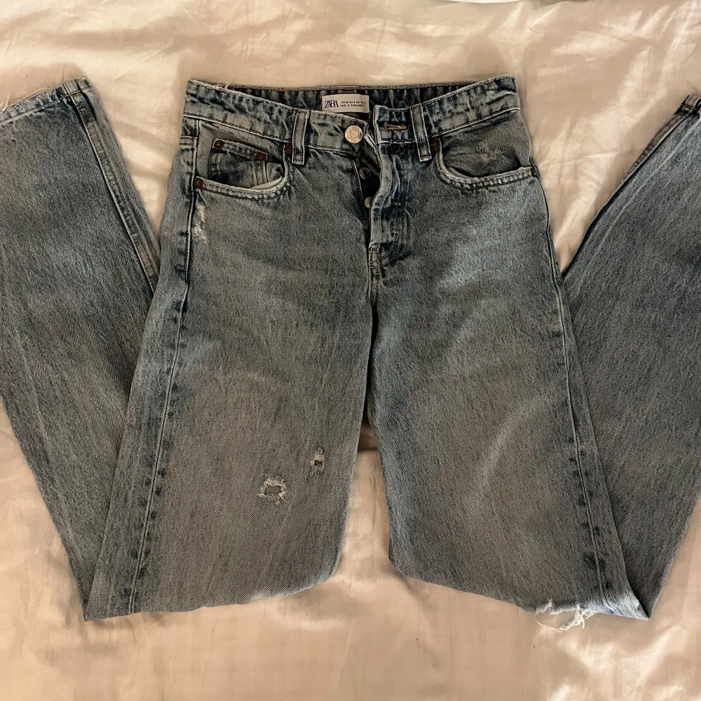 Ett par low waist jeans från Zara i storlek 32. Jag är 160 och jeansen är perfekta i längden för mig. Hör av er vid fundering😊. Jeans & Byxor.