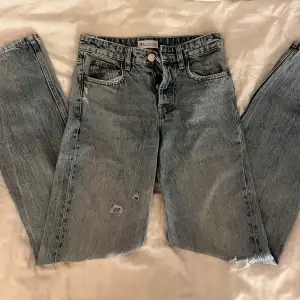 Ett par low waist jeans från Zara i storlek 32. Jag är 160 och jeansen är perfekta i längden för mig. Hör av er vid fundering😊