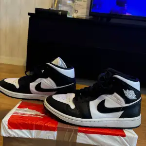 Super snygga Air jordan 1 mid- höga sneakers white/ black . Använd några få gånger, så är i bra skick. Priset kan vi diskutera