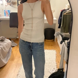 Vit topp  - Hur snygg🤩🤩Den har ett jättebra sick och är använd 2 gånger🥰❤️