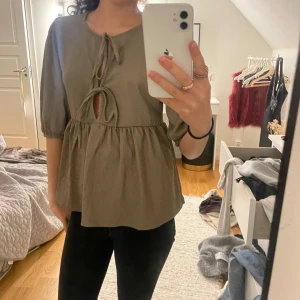  Brun blus  - Säljer denna supersöta blus i ett perfekt sick då den aldrig är använd🥰❤️😍