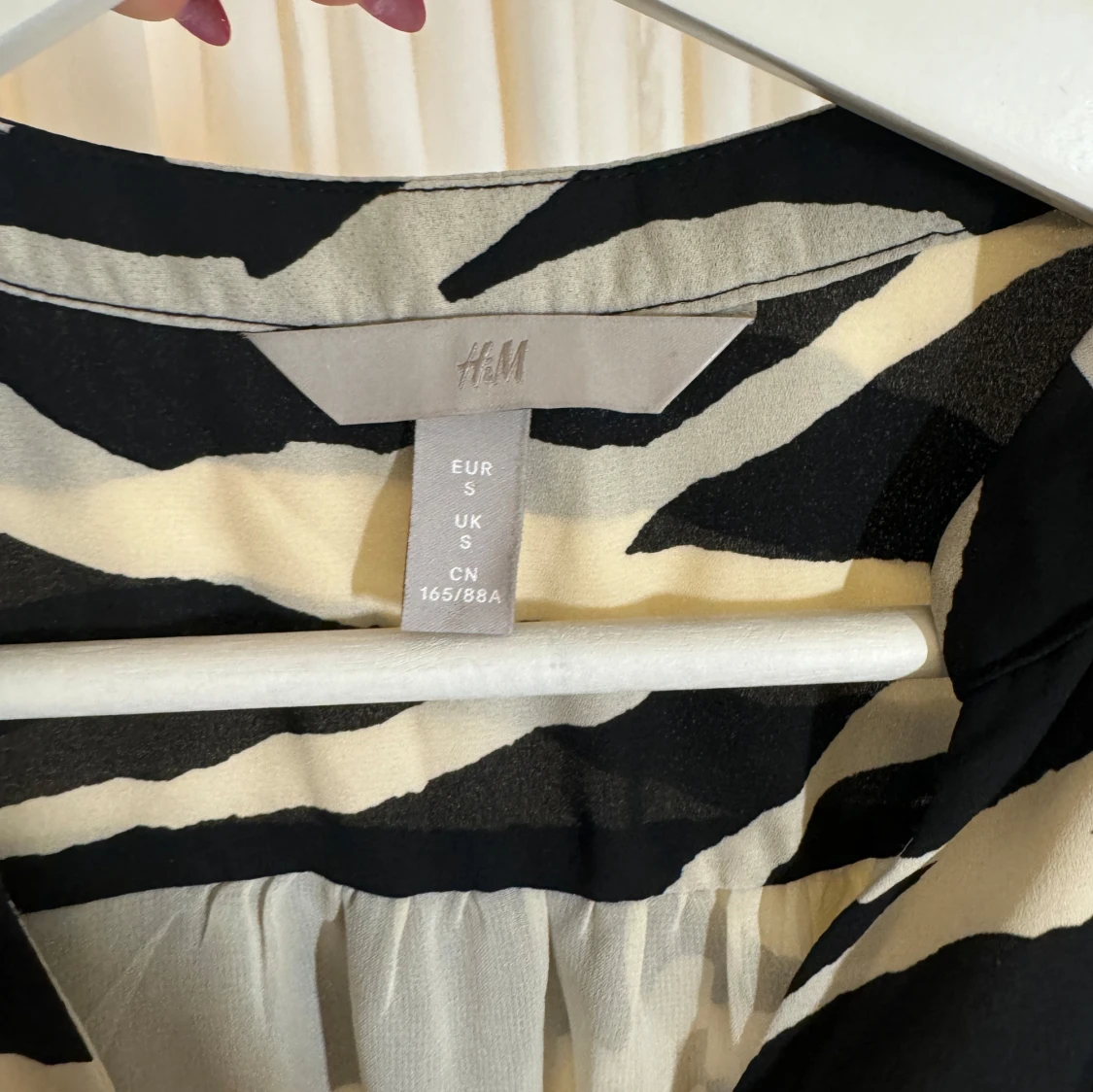 Zebramönstrad klänning med knytband - 93