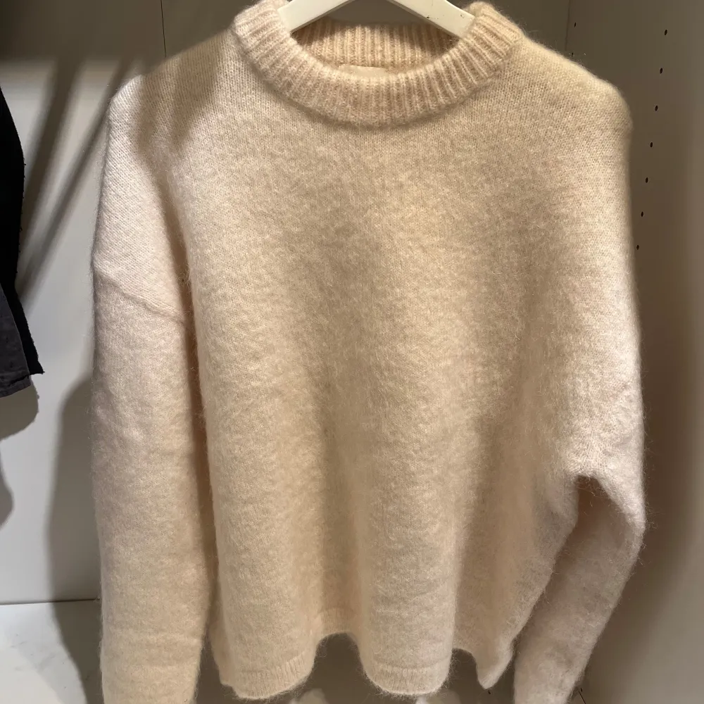 Beige stickad tröja i mohair och ull blend.  Slutsåld och ord pris på 899kr. I nyskick, endast testad för bilden. Tröjor & Koftor.