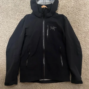 ARC'TERYX Jacka - Svart Arcteryx Cassiar jacket  Storlek M Inga skador Använd en säsong Köpt för  6899kr