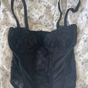 Corsett - Använd 1 gång, för liten för mig :( Nopprig men går att få bort💗