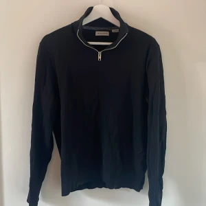 Svart Jack and Jones halfzip  - Halfzip från Jack and Jones! Bra skick och sparsamt använd! Strl S (jag ca 170 cm, 61 kg). Nypris 499 kr, mitt pris 199! Skriv vid funderingar!