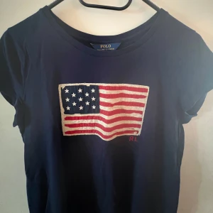 Ralph Lauren t-shirt - T-shirt från Ralph Lauren med fina detaljer. 