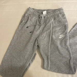 Grå Nike mysbyxor  - Bekväma mysbyxor som är varma🥰