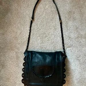 Axelremsväska Cee By Cloé - Superfin gross body väska. Inga tecken på användning. Stängs MWs en magnetknapp. Höjd 24 cm Bredd 20 som Djup 7 cm