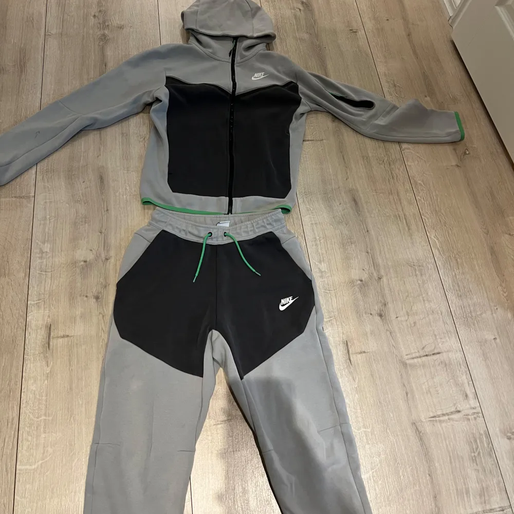 Nike tech fleece i storlek xs. De två sista bilderna visar en liten fläck och ett litet jack.Den är i väldigt fint skick.. Tröjor & Koftor.