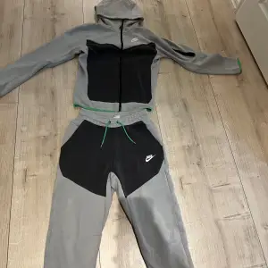 Nike tech fleece i storlek xs. De två sista bilderna visar en liten fläck och ett litet jack.Den är i väldigt fint skick.