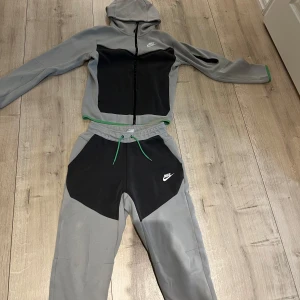 NIKE TECH FLEECE  - Nike tech fleece i storlek xs. De två sista bilderna visar en liten fläck och ett litet jack.Den är i väldigt fint skick.