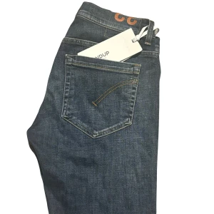 Dondup George Jeans - Tja säljer nu dessa nästan splitternya Dondup George jeans i storlek 33. Använda fåtal gånger och fortfarande i nyskick. Hör av dig vid frågor eller funderingar:) STEAL!
