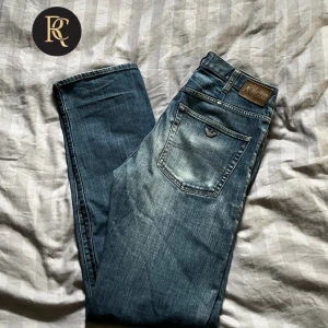 Armani Jeans - Säljer dessa snygga Armani jeans i storlek 31-30 som är i ett gott skick Hör gärna av er för fler frågor!🤝