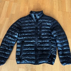 Peak performance jacka - Peak performance jacka herr, lättvikts dunjacka. Nypris: 2500kr  Strolek M Har inget kvitto då jag fick den i present från johnells 1 år sedan. Litet hål i högra fickan som är igensydd.
