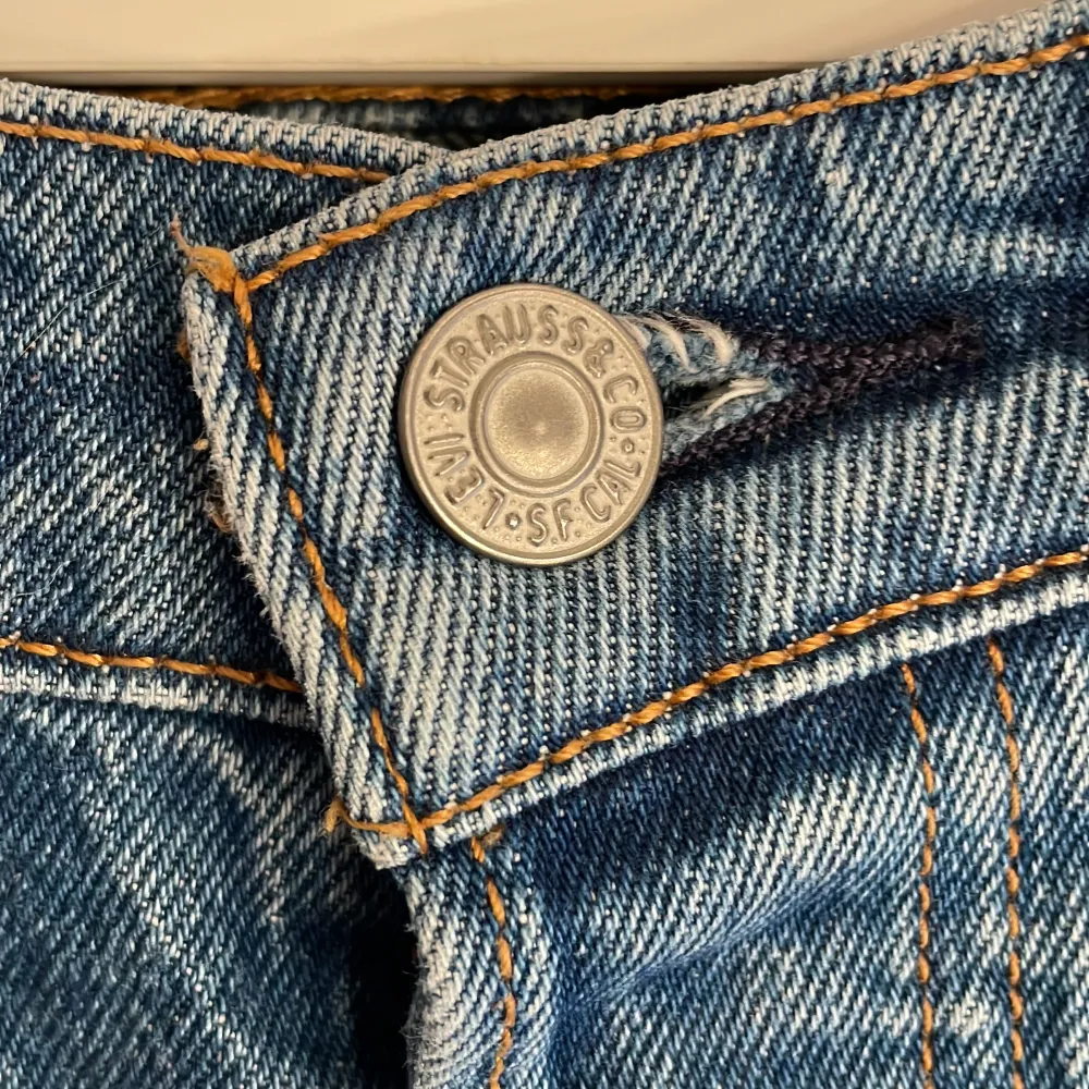 Säljer ett par klassiska blå Levi's jeans i bra skick. De har en straight passform och är högmidjad. Superbra skick, som nya då jag aldrig använt dom, passar mig i längden som är 161. Jeans & Byxor.