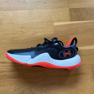 Under Armour Basketskor - Säljes pga att jag har växt ur dem. Under Armour Curry Signatur sko! Använd i ungefär 1 vecka. Nyskick. Nypris: 800 PRIS KAN DISKUTERAS!!! GRATIS Fotsulor vid köp!