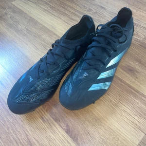 Fotbollsskor  - Ett par skor använd ett fåtal gånger säljer då de inte kommer komma till användning 