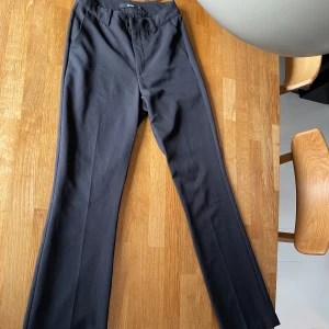 Svarta kostymbyxor från Bikbok - Svarta kostymbyxor ifrån bikbok i nyskick, modell: Vilma 