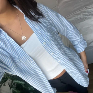 Linneskjorta  - Säljer randig linneskjorta från Vero Moda. Aldrig använd och prislappen hänger kvar. Nypris 449 kr men jag säljer för 259 kr.