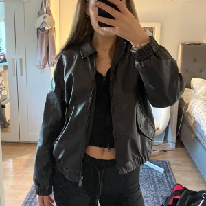 Läderjacka  - Läderjacka från bershka i storlek s, i färgen brun, perfekt till hösten.  Skriv för fler frågor!