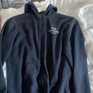 Peak performance zip tröja - Säljer min zip tröja från peak performance då den aldrig kommer till användning. Den är i bra skick och köpt för 900kr
