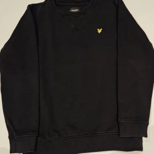 Lyle & Scott Sweatshirt  - Supersnygg svart lyle & scott sweatshirt! Size 10/11 years. Säljer åt min bror