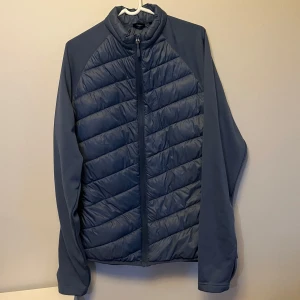 Ljusblå Cardigan - Riktigt stilig och fin ljusblå cardigan, perfekt till det mesta, en skjorta, overshirt eller en hoodie🤩Den är i fint skick, storlek L. Skriv vid minsta intresse, pris kan diskuteras vid smidig affär 😀