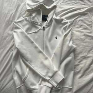 Ralph Lauren hoodie - Säljer denna supersnygga Ralph Lauren zip hoodie som jag köpte i New York i deras egna butik, har tyvärr växt ur den..  Nypris: 2000kr.   INGA FLÄCKAR ELLER NÅGOT