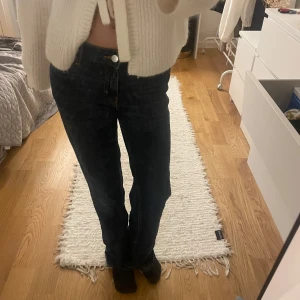 Blå low waist jeans  - Älskar dessa jeans. 🤩Så snygga men tyvär lite förstora för mig. Jag skulle säga att jeansen passar nån med 34 mer en 32. Jeans har ett otroligt sick och är nästan aldrig använda ❤️😍