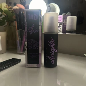 Säljer mitt all nighter settingspray - Hejj, säljer mitt all nighter settingsprey på grund av att min hud inte mår så bra av de, knappt använt , så de finns mycket kvar av den!! Nypris: 400kr säljer för 160❤️