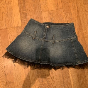 jeanskjol - jättefin jeanskjol med svart tyg längst ned utan defekter! storlek 158 men passar som xs/s !! 💕💕 pris är diskuterbart!