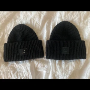 Intressekoll!! - Intressekoll på mina acne mössor! Båda är i fint skick! Säljer endast vid bra pris🩵