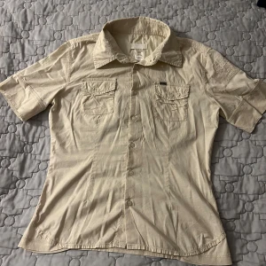 Diesel skjorta - En beige diesel skjorta i storlek L, dock känns den mer som en M eller S. Den har knappt använts och är därför i bra skick!