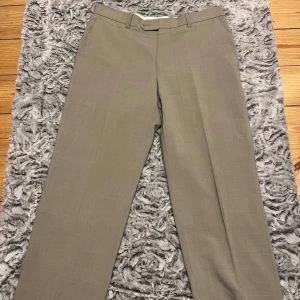 Oscar Jacobsson kostymbyxor  - Säljer ett par Oscar Jacobsson kostymbyxor i storlek 48. Skick 9/10. 