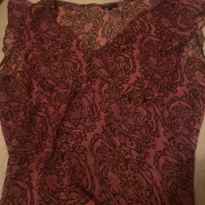 Spetslinne - Jätte fint linne med otroligt snygga detaljer, lite genomskinligt material 