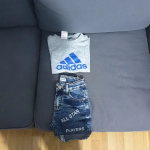 Barn kläder  - En st kostar 35kr två st kostar 75 kr barn kläder år 6 år 