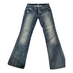 Low waist jeans bootcut - Köpta på vestiaire collective för 900kr men säljer då dem var för stora för mig. Midjan är 40,5 cm rakt över och innerbenslängden är 79cm❤️ Gulddetaljer och rhinestones på backfickorna. PRIS KAN DISKUTERAS❤️