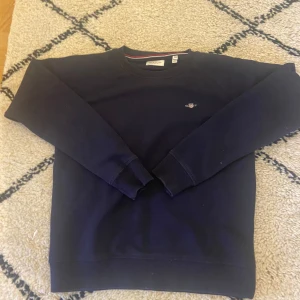 Gant Tröja - Säljer den här tröjan för att den är för liten. Jag har knappt använt den så den är i bra skick. Skick 9/10. Skriv bara om ni har några funderingar/ Frank🤩