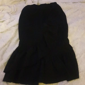 Lång svart kjol - Jätte fin lång svart kjol i storlek 158/164 men passar s