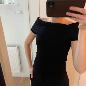 Aldrig använd, lappen kvar. Säljer pgr av att jag redan har liknande🤗 off shoulder och väldigt stretchiga material så passar även s 