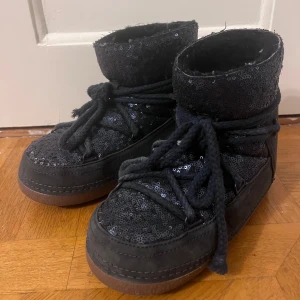 Inukkii skor - Supercoola vinterskor som inte finns att köpa längre! De är välanvända men bra omhändertagna. De är inte tvättade på bilderna men kan såklart göra det innan köp🥰 se sista bild på snörena som har gått upp något!