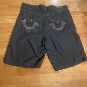 as feta true religion shorts som sitter hella baggy waist size 40