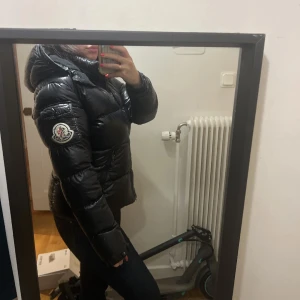 Moncler vinterjacka - Snygg moncler vinterjacka. Strlk 3  Passar Dam S/M