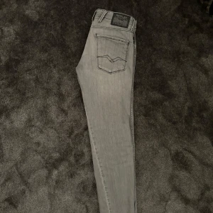 Replay anbass - Säljer dessa replay anbass jeans då de inte passar. Skick 9/10, det finns inga deffekter👍 Hör av dig vid frågor🙌